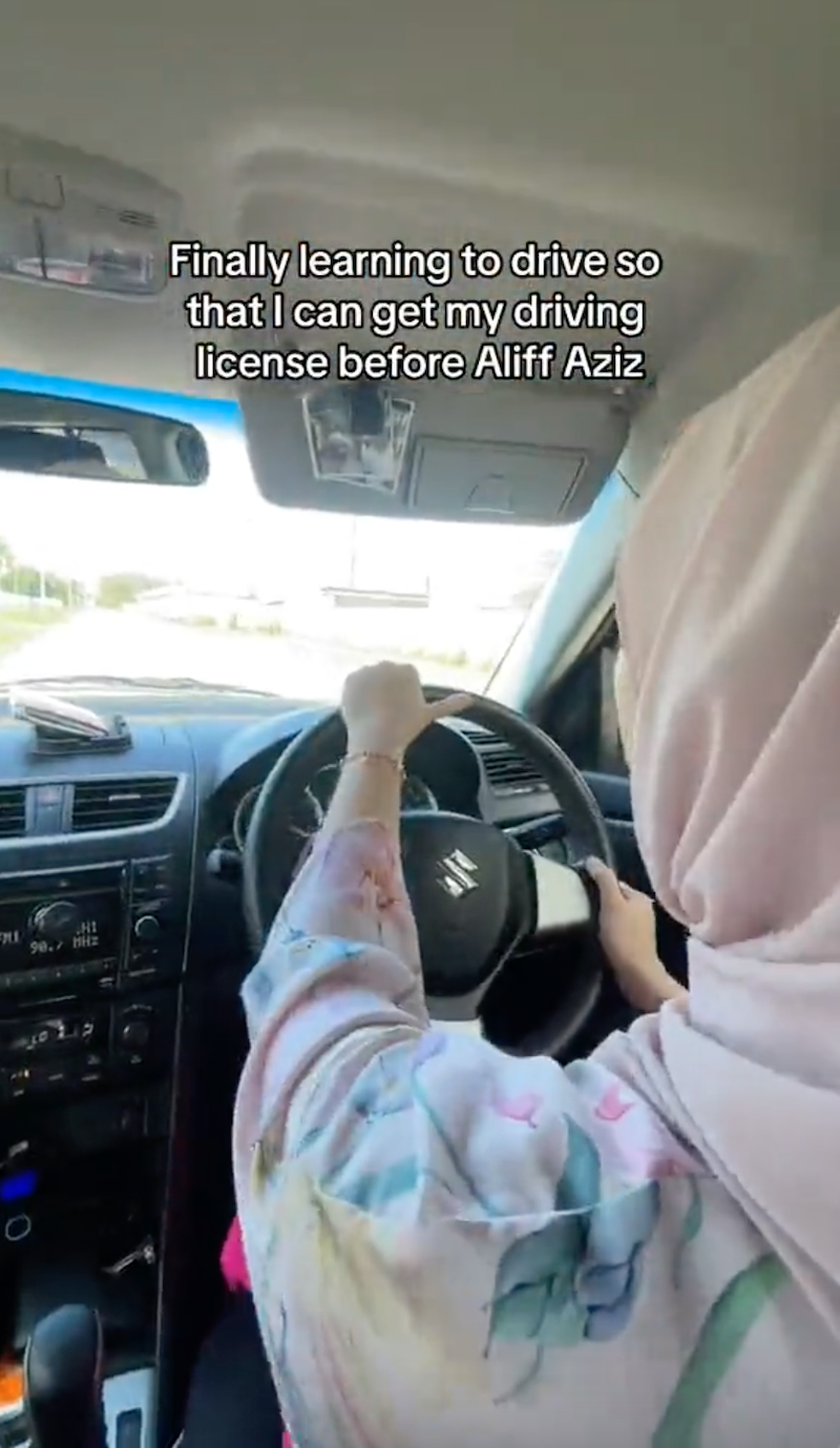 Wanita semangat belajar memandu